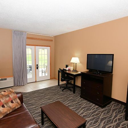 Cobblestone Inn & Suites - Denison | Majestic Hills Bagian luar foto