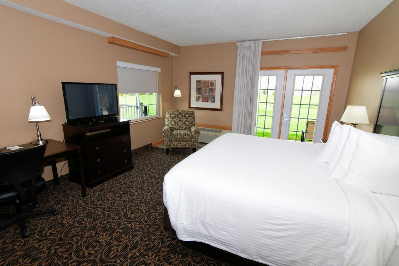 Cobblestone Inn & Suites - Denison | Majestic Hills Bagian luar foto