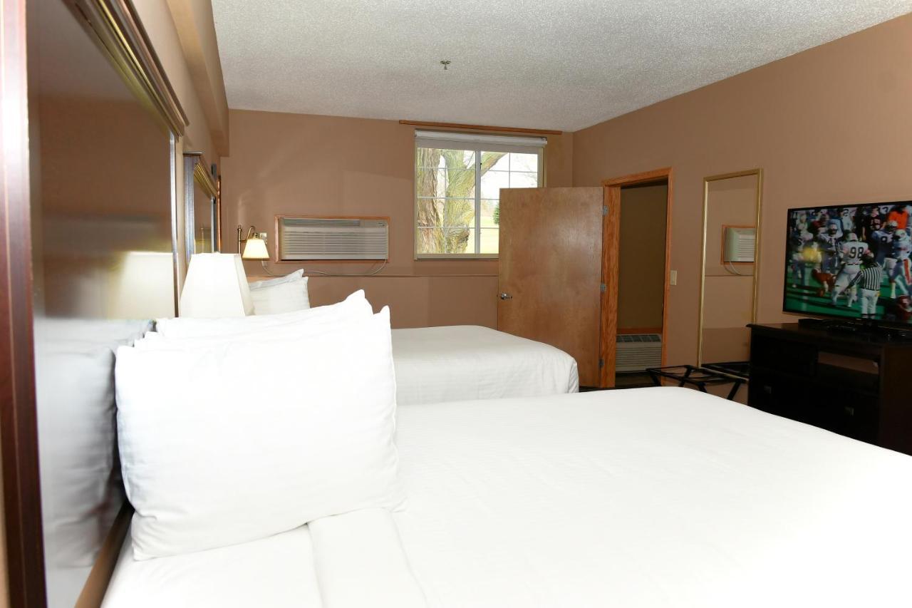 Cobblestone Inn & Suites - Denison | Majestic Hills Bagian luar foto