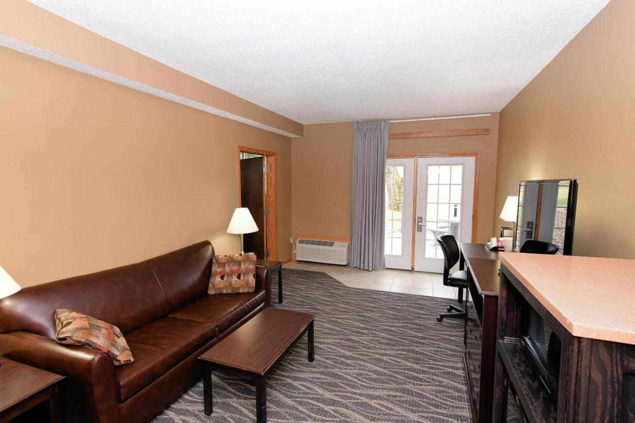Cobblestone Inn & Suites - Denison | Majestic Hills Bagian luar foto