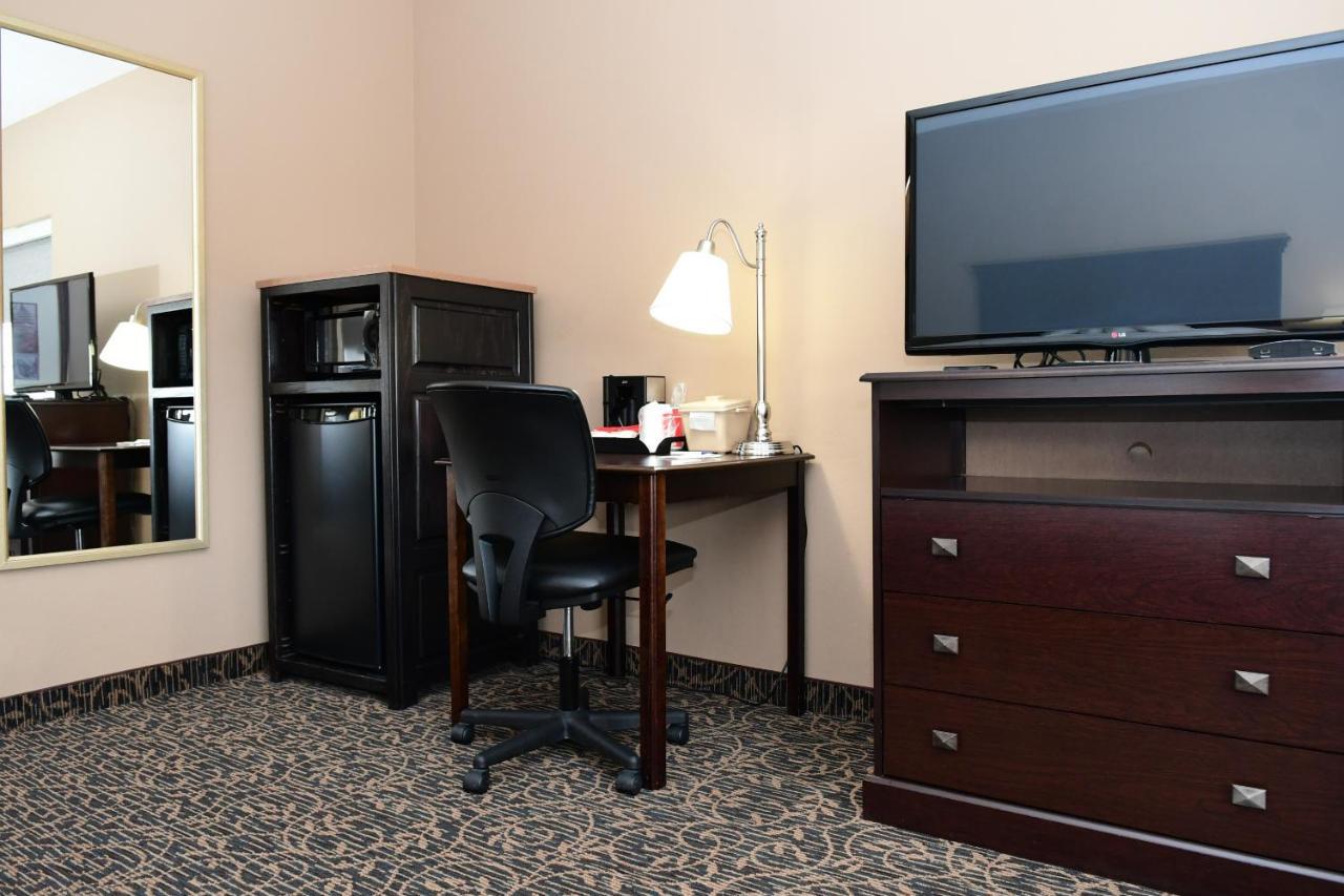 Cobblestone Inn & Suites - Denison | Majestic Hills Bagian luar foto