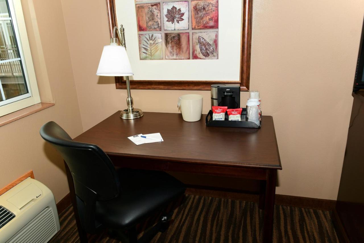 Cobblestone Inn & Suites - Denison | Majestic Hills Bagian luar foto