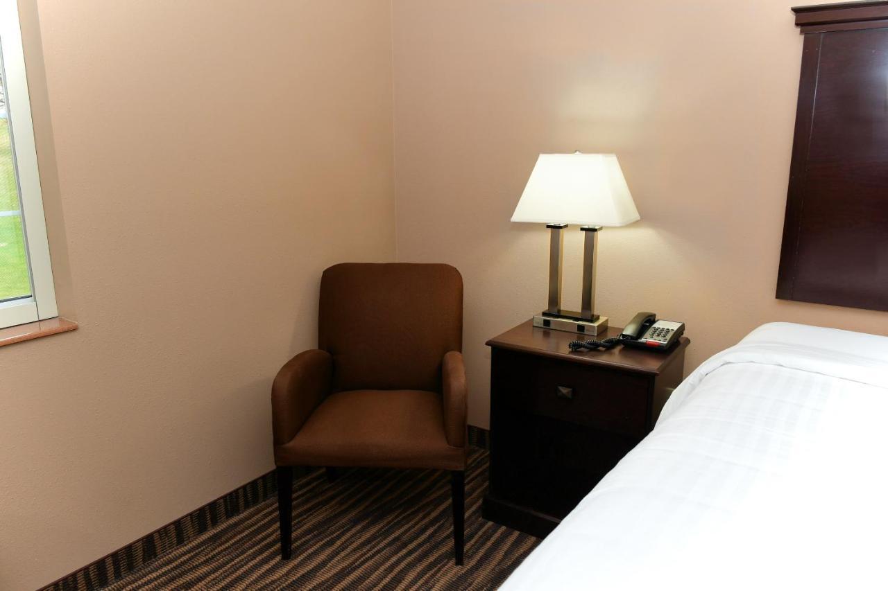 Cobblestone Inn & Suites - Denison | Majestic Hills Bagian luar foto
