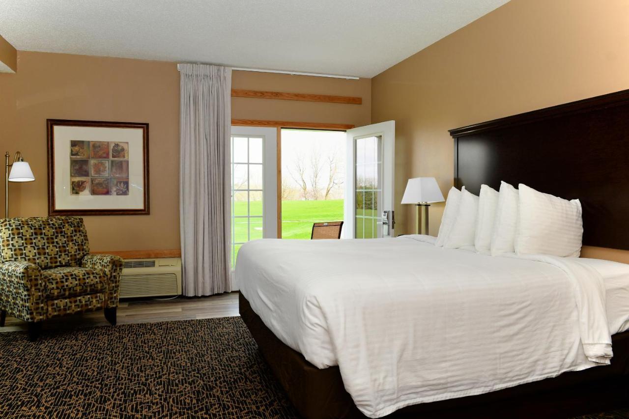 Cobblestone Inn & Suites - Denison | Majestic Hills Bagian luar foto