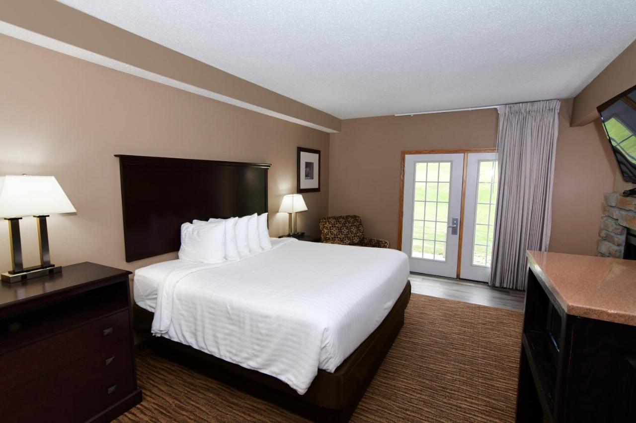 Cobblestone Inn & Suites - Denison | Majestic Hills Bagian luar foto
