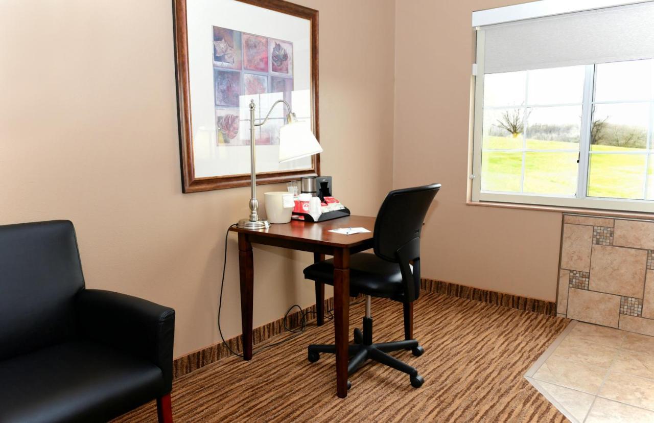 Cobblestone Inn & Suites - Denison | Majestic Hills Bagian luar foto