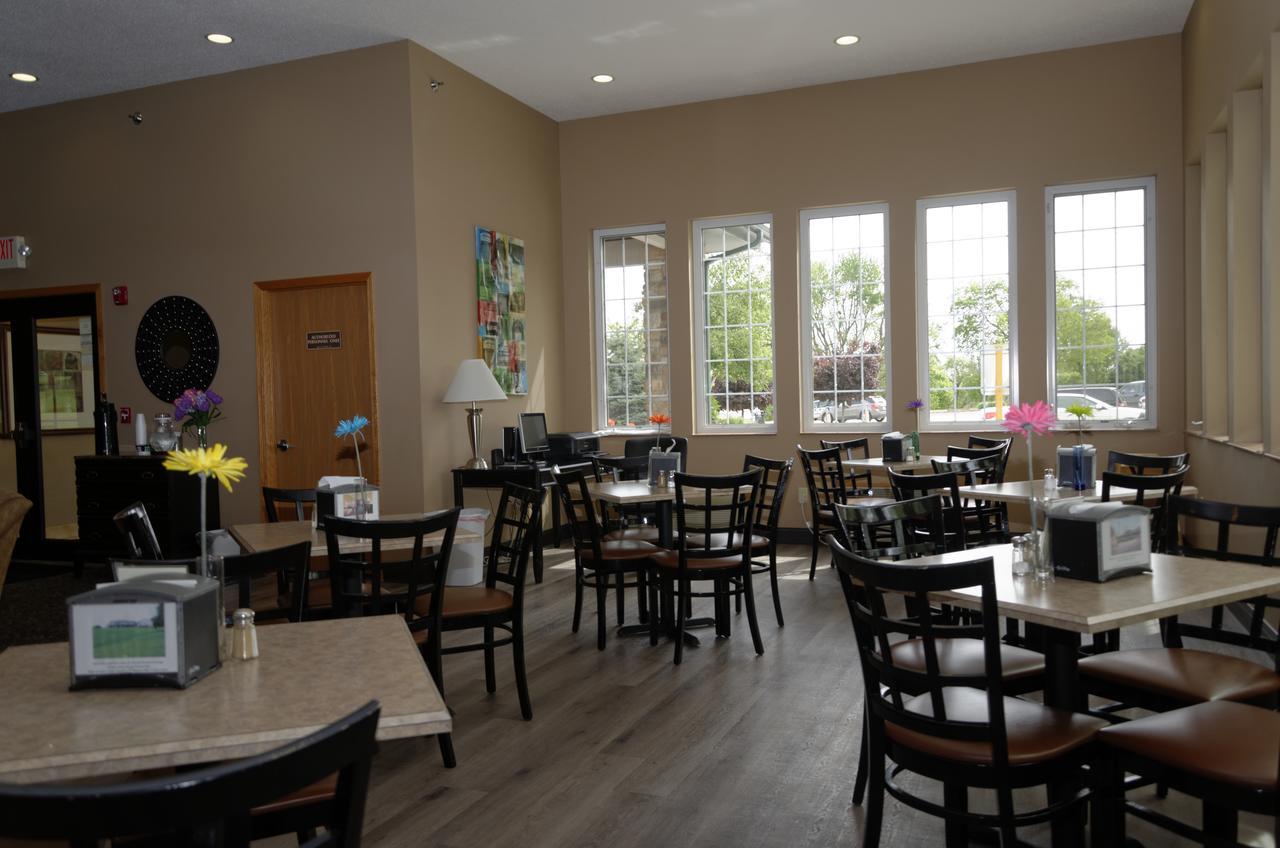 Cobblestone Inn & Suites - Denison | Majestic Hills Bagian luar foto