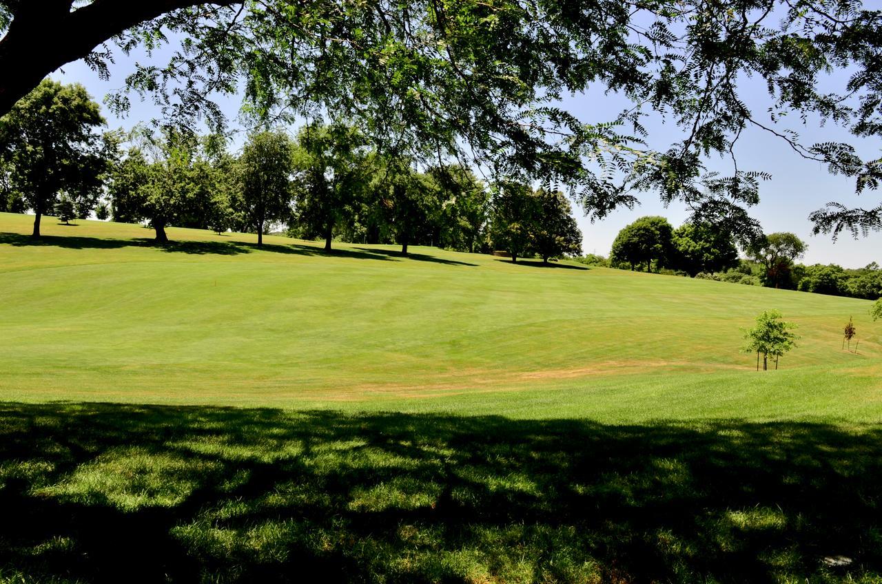 Cobblestone Inn & Suites - Denison | Majestic Hills Bagian luar foto