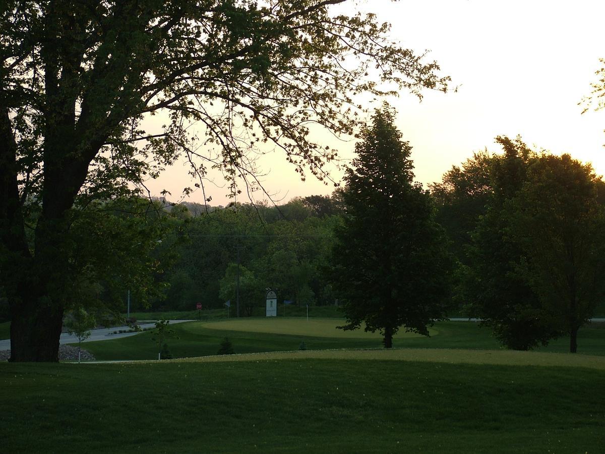 Cobblestone Inn & Suites - Denison | Majestic Hills Bagian luar foto